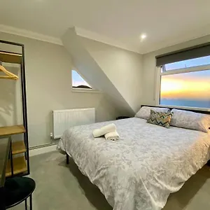  Apartment Stylish Two Bedroom Near Victoria Park